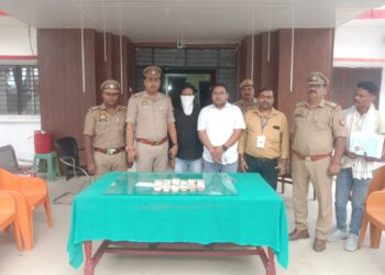 सोनौली पुलिस ने चेकिंग के दौरान चार लाख 41 हजार अवैध रुपये किया बरामद