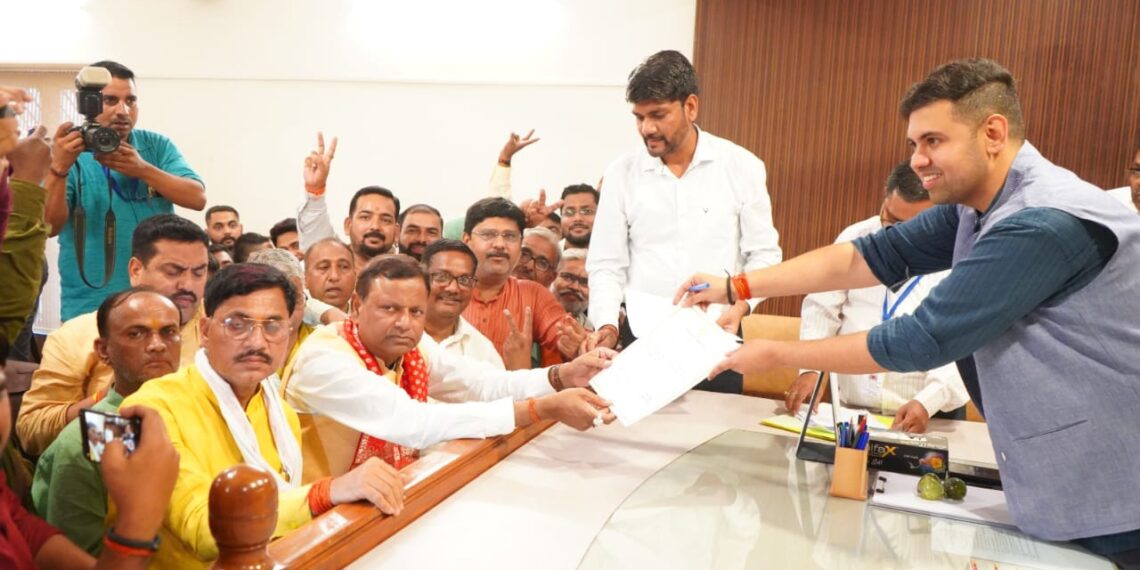 महराजगंज लोकसभा सीट 63 से पंकज चौधरी जीते, डीएम ने सर्टिफिकेट देकर दी बधाई