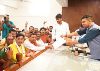 महराजगंज लोकसभा सीट 63 से पंकज चौधरी जीते, डीएम ने सर्टिफिकेट देकर दी बधाई