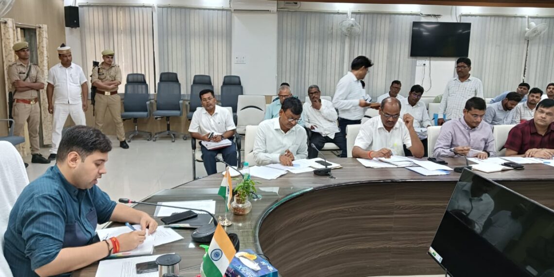 गोरखपुर-सोनौली राजमार्ग पर हो रही सड़क निर्माण की प्रगति के लिए डीएम ने बुलाई बैठक, कार्यो में शिथिलता पर नपेंगे अधिकारी