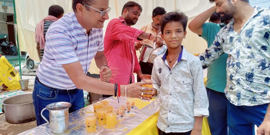 नेक कार्य: नौतनवां में चिलचिलाती गर्मी से राहत दिलाने के लिए युवाओं ने पिलाया शरबत