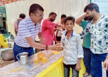 नेक कार्य: नौतनवां में चिलचिलाती गर्मी से राहत दिलाने के लिए युवाओं ने पिलाया शरबत
