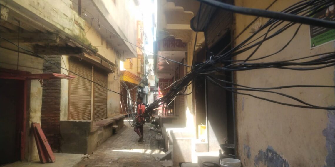 नौतनवां: नानक नगर में बिजली की तारें दो दिनों से लटक रही हैं, विद्युत विभाग मौन