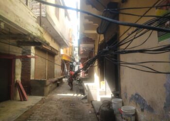 नौतनवां: नानक नगर में बिजली की तारें दो दिनों से लटक रही हैं, विद्युत विभाग मौन