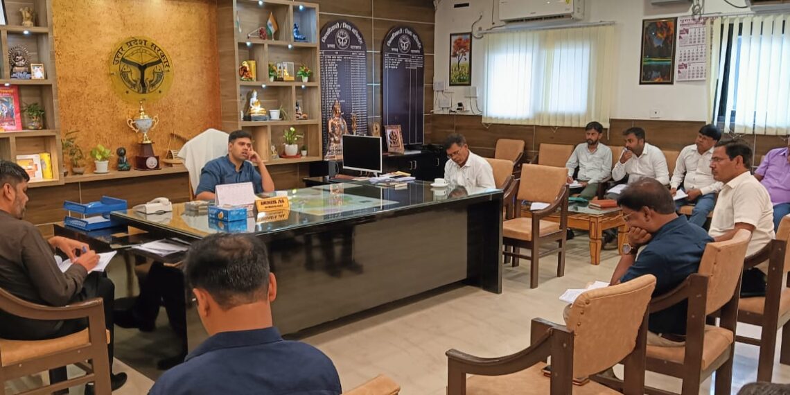 डीएम ने नगर निकायों का ईओ के साथ कि समीक्षा बैठक, फरेंदा ईओ का वेतन बाधित, सिसवा और नौतनवां ईओ को चेतावनी