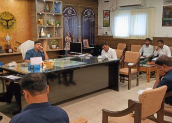 डीएम ने नगर निकायों का ईओ के साथ कि समीक्षा बैठक, फरेंदा ईओ का वेतन बाधित, सिसवा और नौतनवां ईओ को चेतावनी