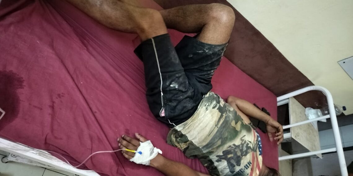 विधुत विभाग के कर्मचारियों की लापरवाही से होने जा रही थी अनहोनी, युवक को लगा हाईवोल्टेज करंट स्थिति गंभीर