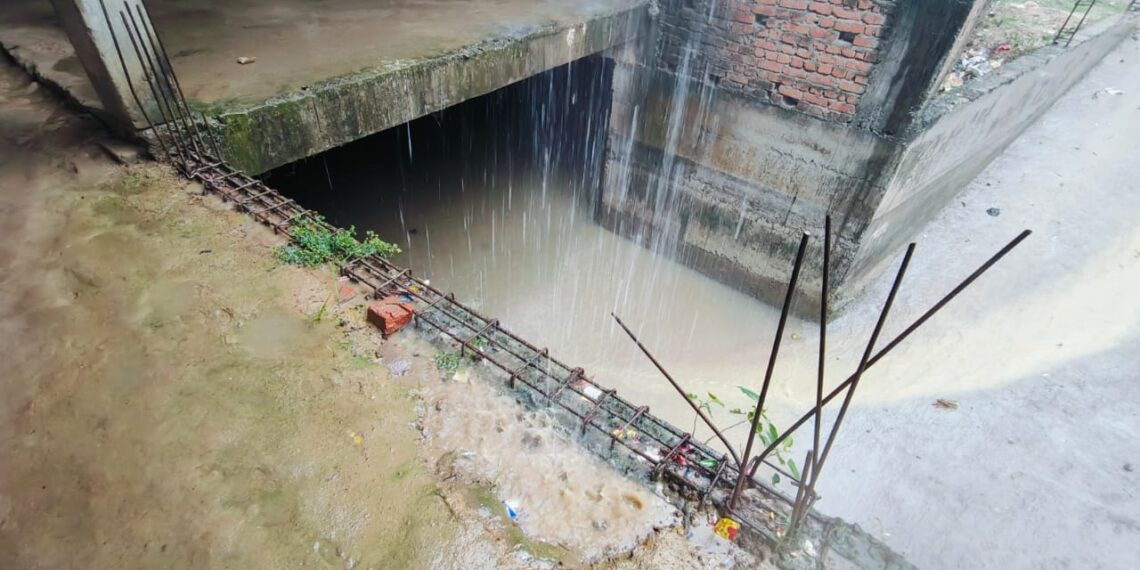 पहले ही बारिश मे लबा-लब भरा सोनौली नगर पंचायत का भूतल