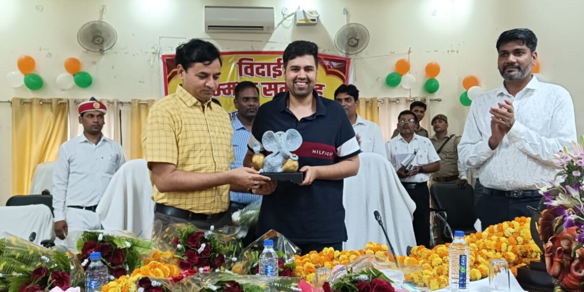 महराजगंज सीडीओ संतोष राय को दी गयी भावभीनी विदाई, डीएम और एडीएम ने की प्रशंसा