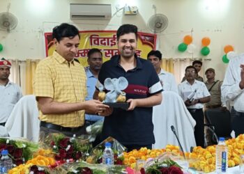 महराजगंज सीडीओ संतोष राय को दी गयी भावभीनी विदाई, डीएम और एडीएम ने की प्रशंसा