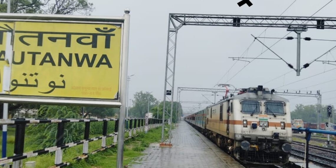 नौतनवां: AC खराब होने से आज भी दुर्ग ट्रेन डेढ़ घंटे लेट, कल परसो भी घंटो लेट चली ट्रेनें, यात्री परेशान