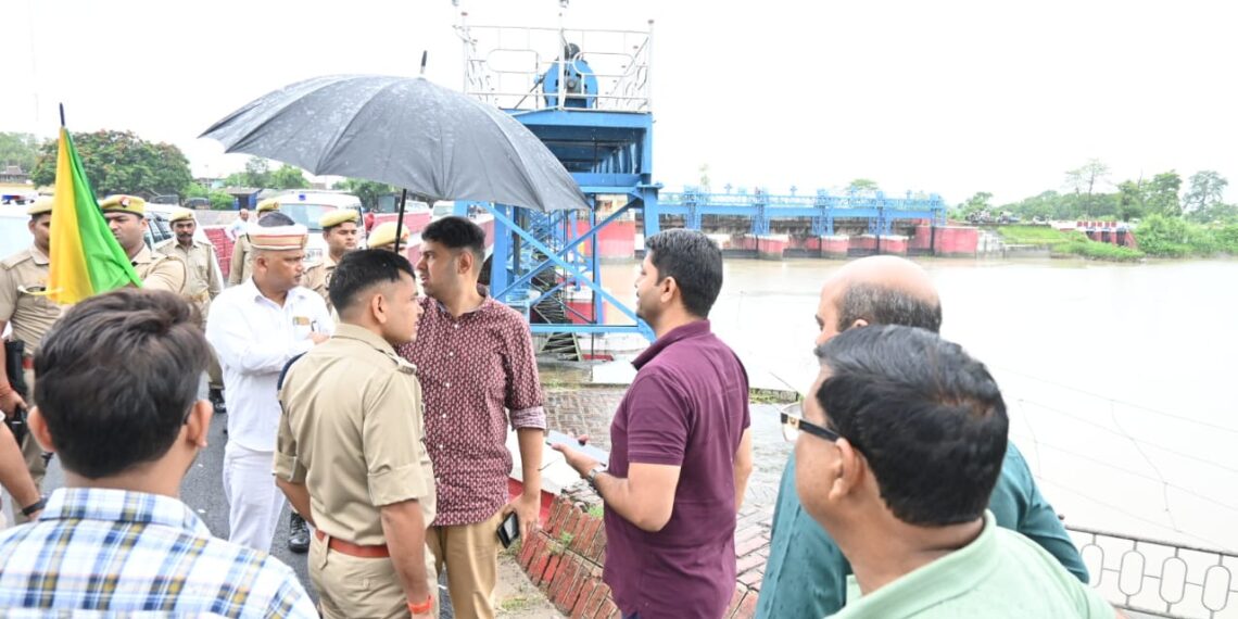 बाढ़ की स्थिति से निपटने के लिए डीएम और एसपी ने सोहगीबरवा और झुलनीपुर बैराज का किया दौरा, अलर्ट रहने के दिये कड़े निर्देश