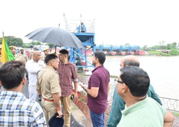 बाढ़ की स्थिति से निपटने के लिए डीएम और एसपी ने सोहगीबरवा और झुलनीपुर बैराज का किया दौरा, अलर्ट रहने के दिये कड़े निर्देश