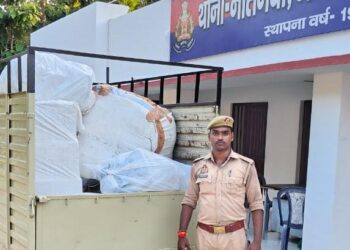 नौतनवा के भुण्डी मोहल्ले में राजस्व व पुलिस टीम की छापेमारी, तीन बाइक और कपड़े की खेप बरामद
