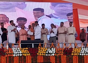 सीएम योगी ने किया जटायु संरक्षण केंद्र का उद्घाटन, उत्कृष्ट कार्यो के लिए बृजमनगंज निवासी डॉ दुर्गेश नंदन को सराहा दिए प्रशस्ति पत्र