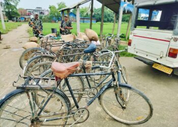 सोनौली: तस्करी कर नेपाल पहुंचाई जा रही 8 साइकिल के साथ 37 बोरी धान एसएसबी ने पकड़ा