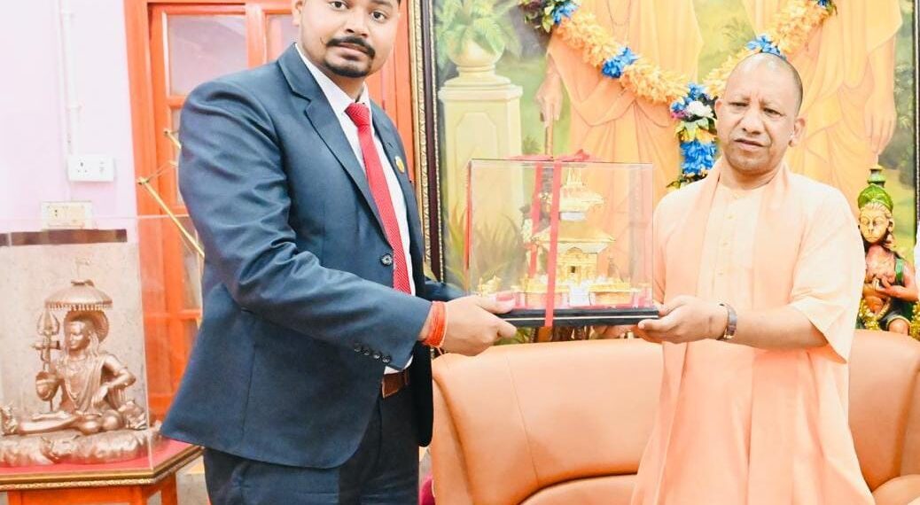 गोरखनाथ मंदिर में सीएम योगी से मिले लुम्बनी प्रदेश के पूर्व मंत्री सीके गुप्ता, बोले नेपाल- भारत के रिश्ते है प्रगाढ़