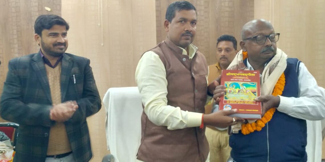 नौतनवा ब्लॉक सभागार में सेवानिवृत्त केशव प्रसाद को दी गयी विदाई, ब्लॉक प्रमुख ने कहा ब्लॉक के लिए समर्पित थे केशव प्रसाद