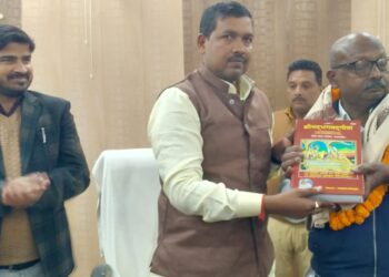 नौतनवा ब्लॉक सभागार में सेवानिवृत्त केशव प्रसाद को दी गयी विदाई, ब्लॉक प्रमुख ने कहा ब्लॉक के लिए समर्पित थे केशव प्रसाद