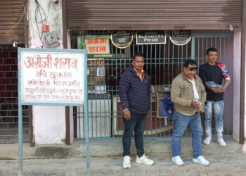 सोनौली: अंग्रेजी शराब की दुकान पर तय मूल्य से अधिक पैसा ले रहा दुकानदार, शिकायत