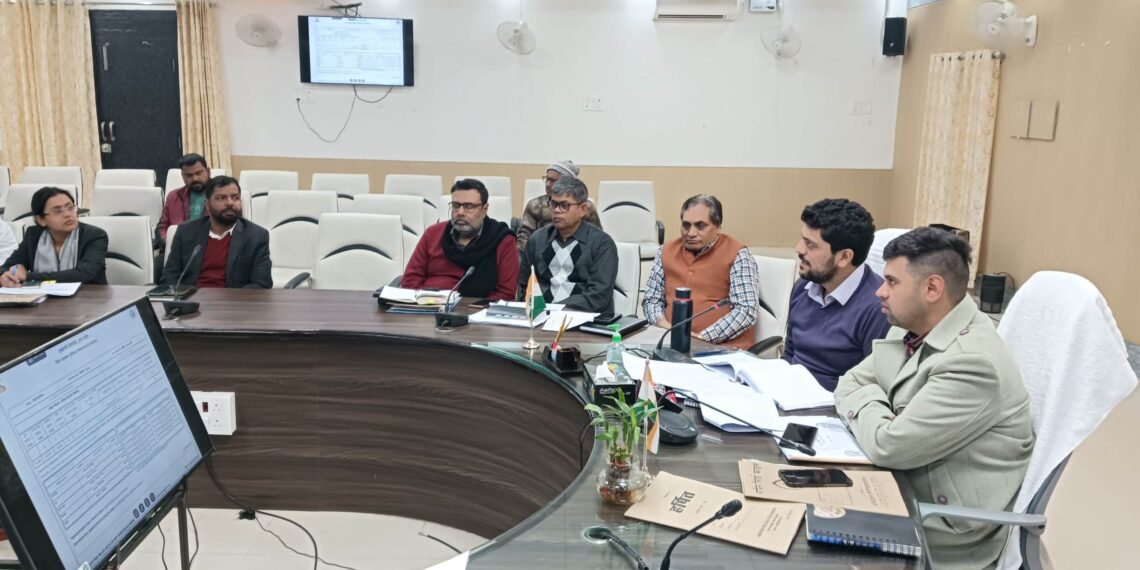 महाराजगंज कलेक्ट्रेट में डीएम ने की समीक्षा बैठक, सीएम डैशबोर्ड की रैंकिंग में बढ़ोतरी के लिए युद्ध स्तर पर कार्य करने के लिए अधिकारियों को निर्देश