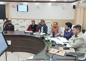 महाराजगंज कलेक्ट्रेट में डीएम ने की समीक्षा बैठक, सीएम डैशबोर्ड की रैंकिंग में बढ़ोतरी के लिए युद्ध स्तर पर कार्य करने के लिए अधिकारियों को निर्देश