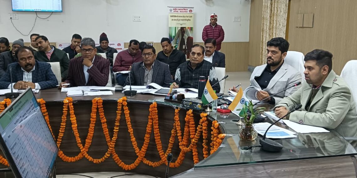 अस्पतालों में भर्ती मरीजों हेतु साफ सफाई का ध्यान रखे प्रभारी चिकित्साधिकारी: महराजगंज डीएम