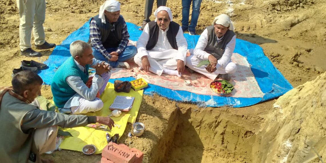 नौतनवां ब्लॉक प्रमुख राकेश मद्धेशिया ने किया अंत्योष्टि स्थल का भूमि पूजन