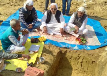 नौतनवां ब्लॉक प्रमुख राकेश मद्धेशिया ने किया अंत्योष्टि स्थल का भूमि पूजन