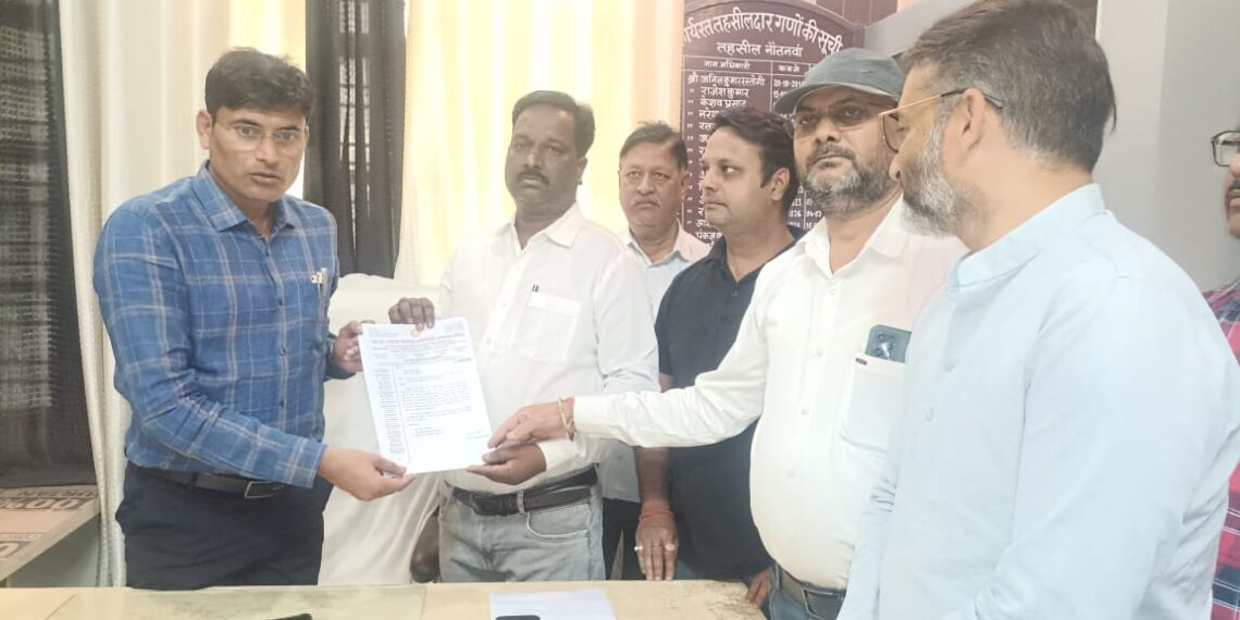 नौतनवां में आधार कार्ड सेंटर खोलने की मांग को लेकर एसडीएम से मिले व्यापारी