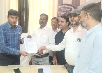 नौतनवां में आधार कार्ड सेंटर खोलने की मांग को लेकर एसडीएम से मिले व्यापारी