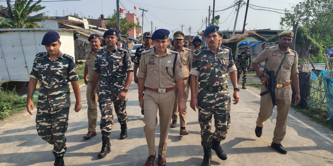 भारत-नेपाल खनुवा बॉर्डर पर महराजगंज पुलिस अधीक्षक और S.S.B जवानों द्वारा किया गया पैदल मार्च