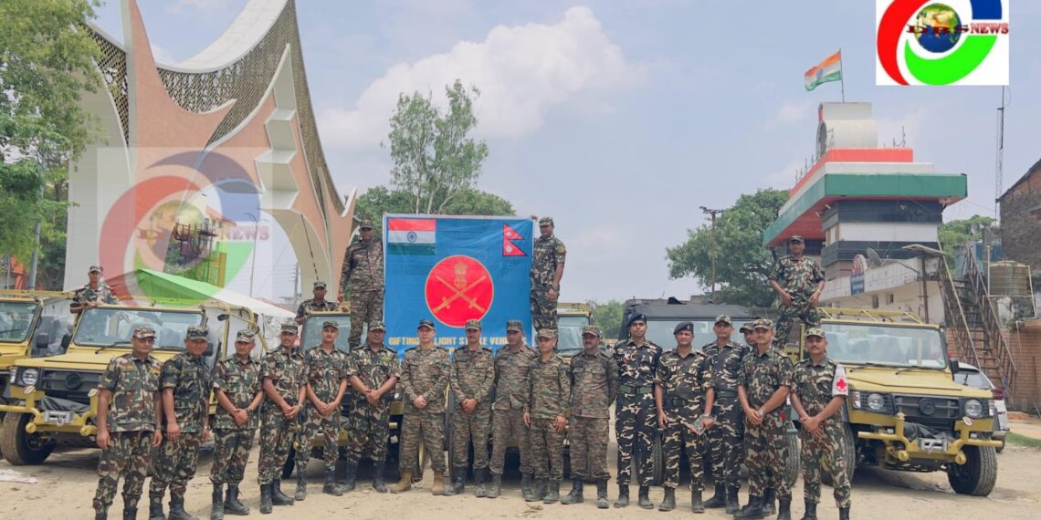 सोनौली बॉर्डर पर भारतीय सेना ने नेपाली सेना को गिफ्ट किया 6 सैन्य वाहन