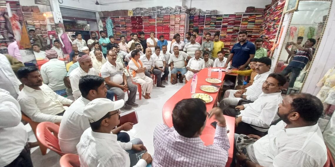 सुधार लें नौतनवा क्षेत्र की विधुत व्यवस्था नही तो एसडीओ के बाद जेई पर भी होगी कार्यवाही: विधायक ऋषि त्रिपाठी