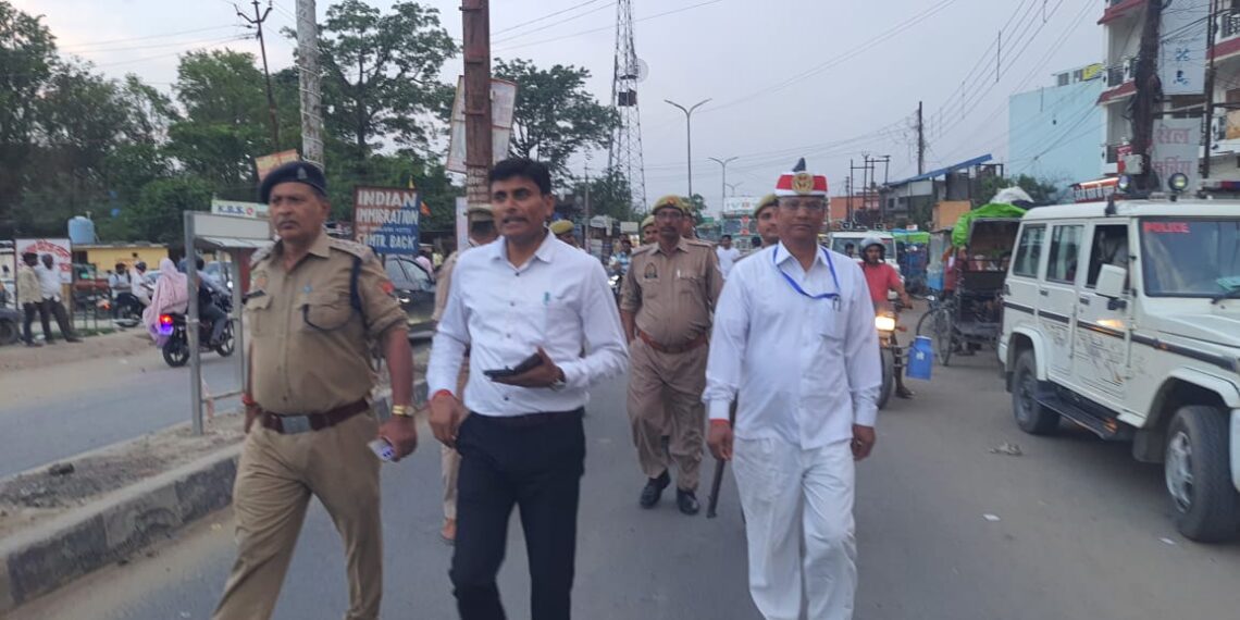 सोनौली: पर्व को लेकर सरहद पर चौकसी आने जाने वाले यात्रियों पर कड़ी नजर, एसडीएम और सीओ ने किया सयुक्त गस्त