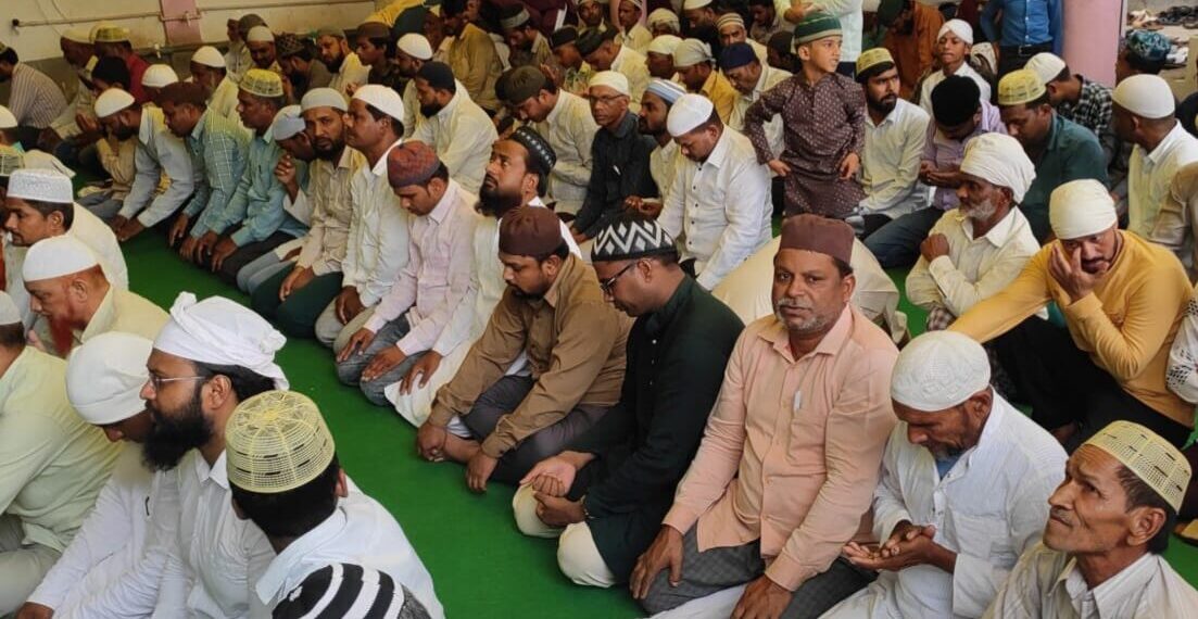 सोनौली की जन्नतुल फिरदौस जामा मस्जिद में की गयी जुमे की नमाज अदा, पुलिस रही मुस्तैद