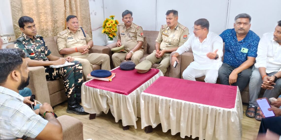 सोनौली: कस्बे में जाम को लेकर व्यापारियों के साथ हुई बैठक, भन्सार में सर्वर फेल होने के कारण यात्रियों को हो रही समस्या