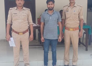 नौतनवा: दुष्कर्म मामले में फरार चल रहा आरोपी गिरफ्तार