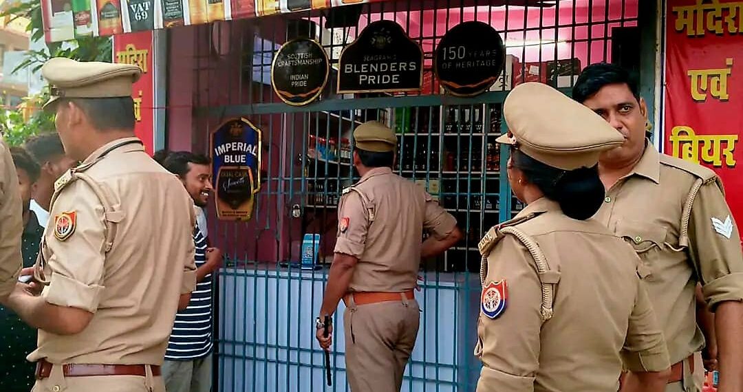 सोनौली में ऑपरेशन ‘कार-ओ-बार’ के तहत शराब की दुकानों की जांच 5 के खिलाफ कार्रवाई