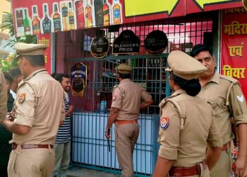सोनौली में ऑपरेशन ‘कार-ओ-बार’ के तहत शराब की दुकानों की जांच 5 के खिलाफ कार्रवाई
