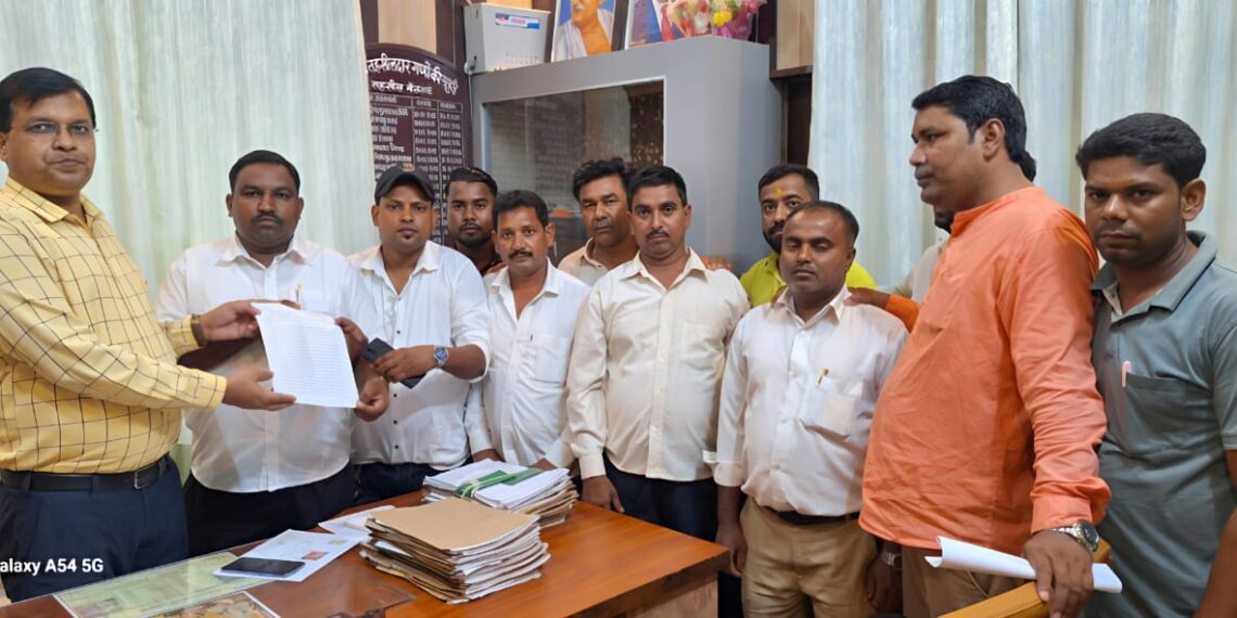 सोनौली नगर पंचायत के सभासदों ने भ्रष्टाचार की शिकायत को लेकर सौपा ज्ञापन, लगाया आरोप