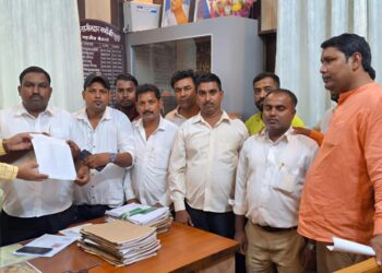 सोनौली नगर पंचायत के सभासदों ने भ्रष्टाचार की शिकायत को लेकर सौपा ज्ञापन, लगाया आरोप