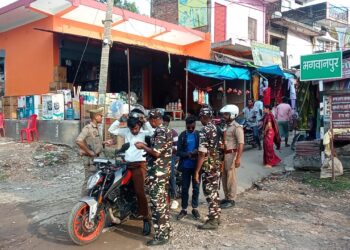 भगवानपुर बाजार के नो मेंस लेंड पर आने जाने वाले यात्रियों की हो रही जांच, नो मेंस लेंड पर निगरानी तेज