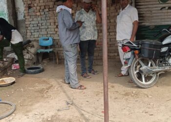 बिजली विभाग ने सोनौली क्षेत्र में चलाया मास रेड अभियान , 1 व्यक्ति पर की एफआईआर एवं बकाए पर काटे 28 कनेक्शन