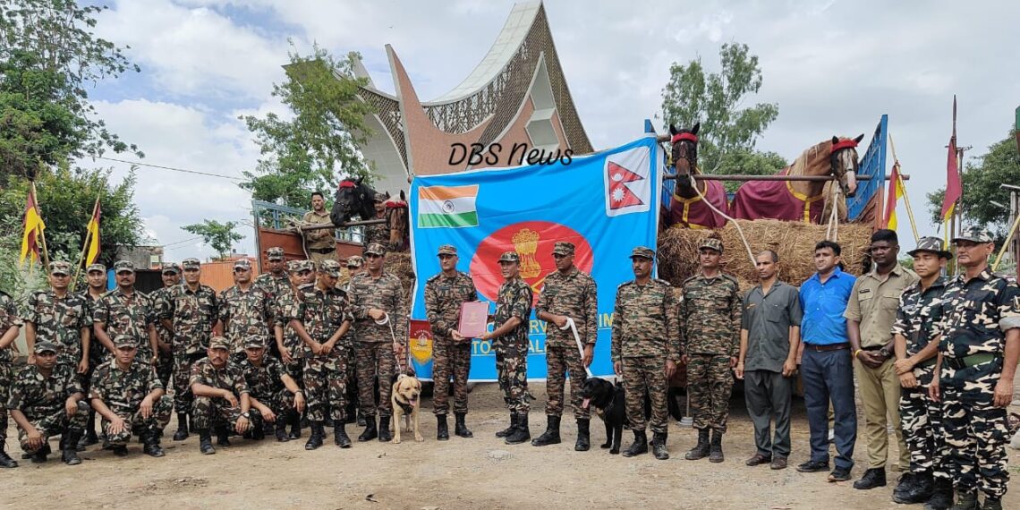 भारतीय सेना ने नेपाली सेना को भेंट किये घोड़े और कुत्ते, एसएसबी के जवान भी रहे मौजूद