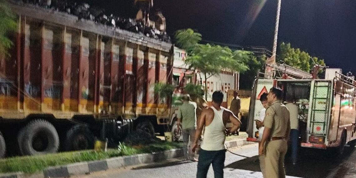 नेपाल जा रही कोयले लोड ट्रक में लगी आग, सोनौली में हुई घटना