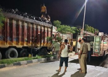 नेपाल जा रही कोयले लोड ट्रक में लगी आग, सोनौली में हुई घटना