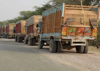 सोनौली: ओवरलोड दो ट्रको के खिलाफ आरटीओ ने लगाया जुर्माना