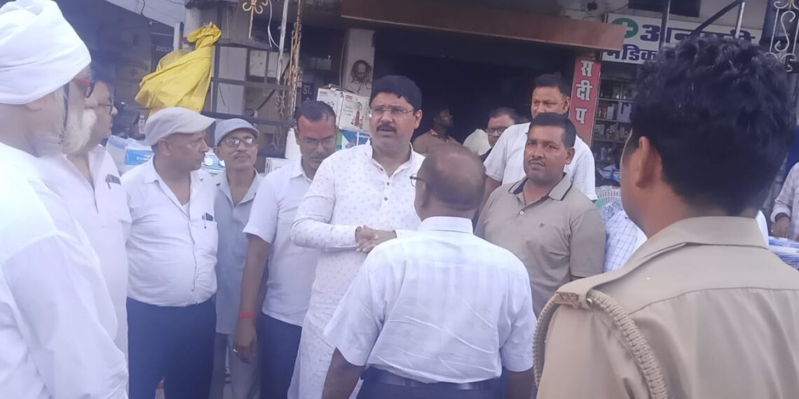 सोनौली: पीड़ित व्यापारी से मिले विधायक सहायता का आश्वासन