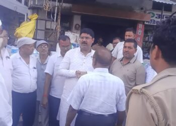 सोनौली: पीड़ित व्यापारी से मिले विधायक सहायता का आश्वासन